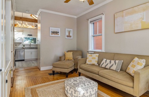 Portsmouth House | 603 Sunny Charmer|Walk to town|5 beds|1.5 bath (dog considered)