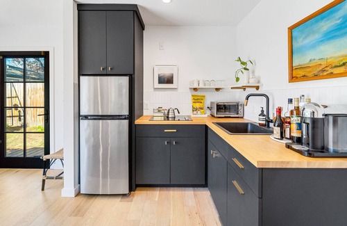 Hancock House | 650 sf 1/1 Modern Guest House - The Perfect Perch for Exploring Austin!