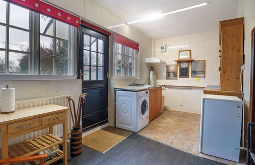 Broom Cottage | 68 GREAT NORTH ROAD, pet friendly, with a garden in Eaton Socon