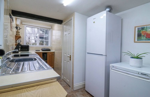 Broom Cottage | 68 GREAT NORTH ROAD, pet friendly, with a garden in Eaton Socon
