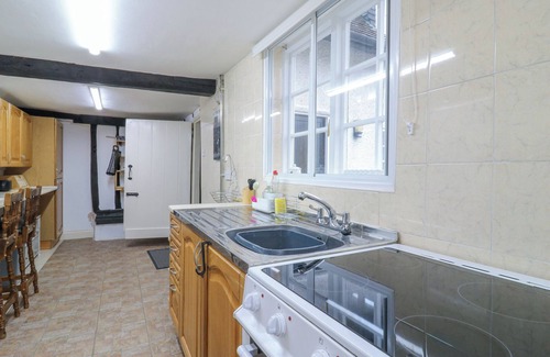 Broom Cottage | 68 GREAT NORTH ROAD, pet friendly, with a garden in Eaton Socon