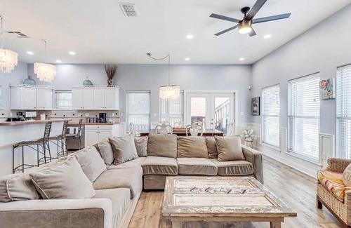 Sand Point House | 6BDRM Home Multiple Decks w/Oceanview, Hot Tub & Pool/Beach Access