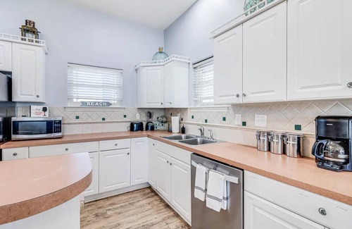 Sand Point House | 6BDRM Home Multiple Decks w/Oceanview, Hot Tub & Pool/Beach Access