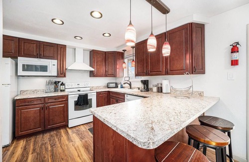 Lakewood House | 6BR Hideaway | Hot Tub | Projector | Game Room