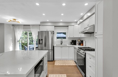 Lisgar House | 6BR house|Mississauga| Near Shops, Transit, Hwy and GO!