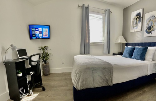 North University House | 6Br | Ideal Location to Downtown & UT