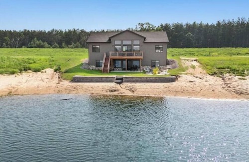 New Lisbon House | 6BR Lakefront Escape Sleeps 20 Kayaks Firepit Near Castle Rock & WIs Dells