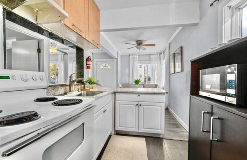 Central Mission Beach Apartment | 6BR! Massive Beach Retreat sleeps 22+steps to sandn