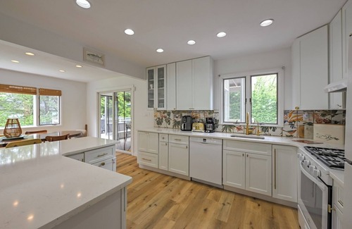 Southold House | 6BR, Saltwater Pool, Bocce, Hot Tub, Sauna. Walk to beach, minutes to vineyards!