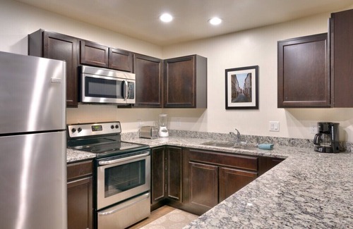 Moab South Valley Condo | 6D Moab RedCliff Condo Pet Friendly Pool and Hot Tub