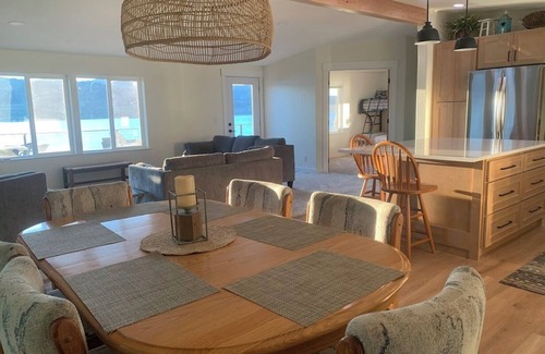 Davenport House | 7 Bays home on Lake Roosevelt with great views and easy beach access.