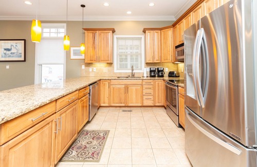 Country Club Estates House | 7 Bed/4.5 Bath, 3 1/2 blocks to beach - Great location