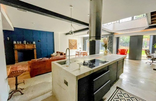 Winchmore Hill House | 7 Bed House - Sleeps 26 - Parking - Wifi - Garden