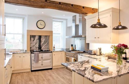 Tideswell House | 7 Bed in Tideswell 93808