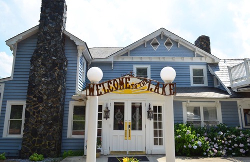 Dixie - Berryhill House | 7 Bed Lakefront Villa with a Pool and Pontoon boat available for rent!
