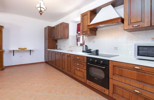 Krculi House | 7 bedroom accommodation in Zminj