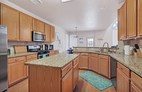Barker House | 7-Bedroom Getaway w/Pool: 25 Mins Downtown WO