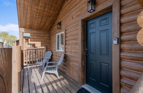 St. Charles Cabin | #7 Cowboy Cabin, Newly Remodeled! AC! New Beds! Sleeps 3