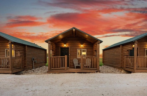 St. Charles Cabin | #7 Cowboy Cabin, Newly Remodeled! AC! New Beds! Sleeps 3