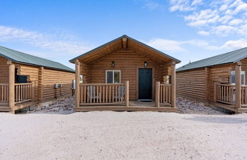 St. Charles Cabin | #7 Cowboy Cabin, Newly Remodeled! AC! New Beds! Sleeps 3