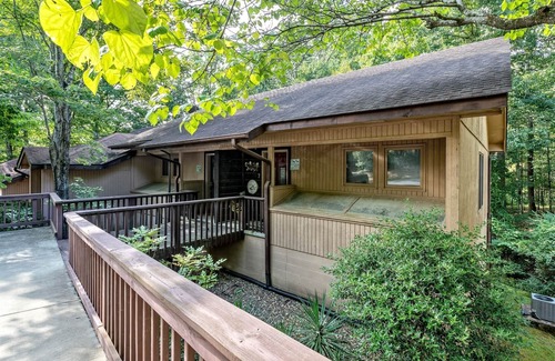 Hot Springs Village House | 7 Gailosa Lane - HDTV, WIFI. A 2 bedroom, 1.5 bath, 2 level nightly vacation