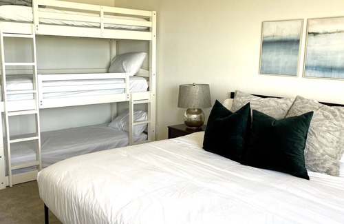Garden City Cabin | 7 King Beds! Private Hot Tub, Pickleball Court, SUP’s, Ping Pong and Air Hockey