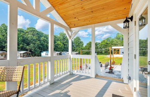 Guntersville Apartment | 7 Le Soleil Retro Tiny House, Boat Parking, Mins to Lake Guntersville, City Harbor