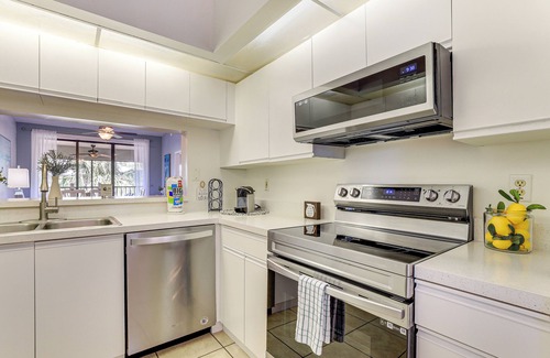 South Bradenton Condo | 7 Mi to Beach: Condo w/Pool Access in Bradenton!