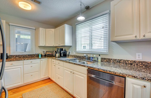 Seneca Condo | 7 Mi to Clemson Stadiums: Lake Keowee Getaway!