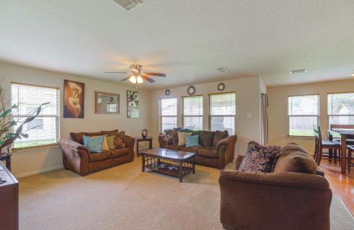 Baytown House | 7 Mi to Downtown Baytown Spacious Home with Yard