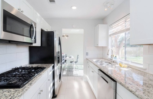 Carrell Oaks House | 7 mi to DT✔house in 3B/2B✔2 king beds ❄shaded patio❤️pet friendly& garage park