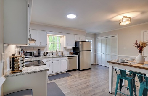 North Raleigh House | 7 Mi to Dtwn Raleigh: BBQ-Ready Townhome!