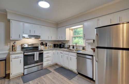 North Raleigh House | 7 Mi to Dtwn Raleigh: BBQ-Ready Townhome!