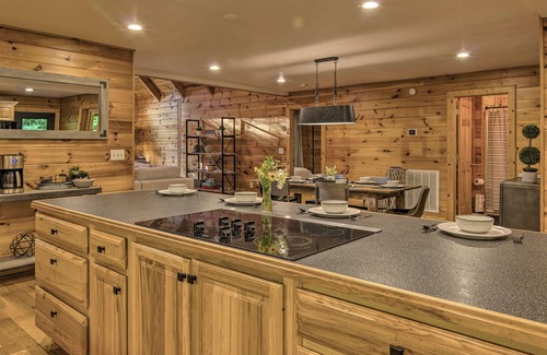 Mars Hill Cabin | 7 Mi to Ski Slopes: Mars Hill Cabin w/Hot Tub!