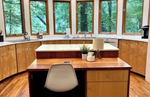 Ashley Oaks House | 7 Miles to Downtown! Private Treehouse + Woods