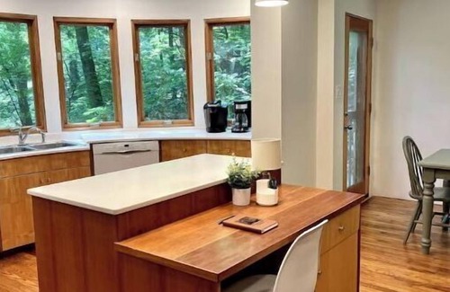 Ashley Oaks House | 7 Miles to Downtown! Private Treehouse + Woods