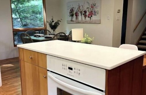 Ashley Oaks House | 7 Miles to Downtown! Private Treehouse + Woods
