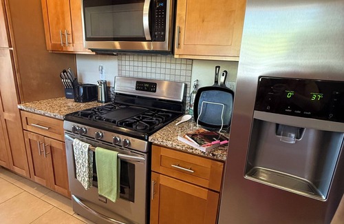 Salem House | 7 min to downtown Salem, Hospital, & Convention Center. 3bdrm 2.5 bath with WIFI