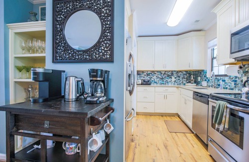 Sunset Point House | 7 Min Walk to the Best Access Point on the Beach! Enjoy Incredible Views from the Solarium.