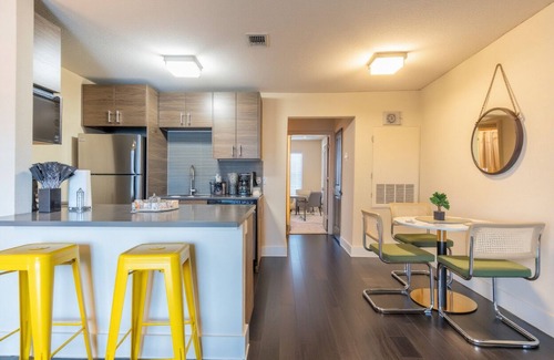 East Riverside - Oltorf Apartment | 7 mins to Downtown King Suite w/Pool, Parking + Gym 02