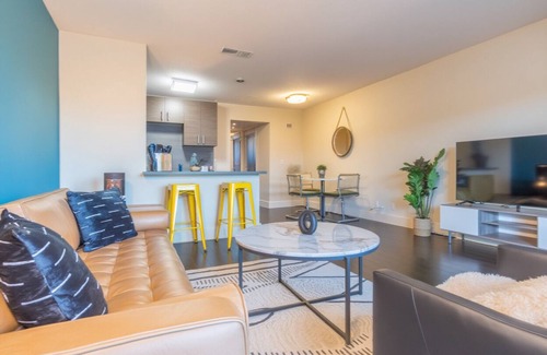 East Riverside - Oltorf Apartment | 7 mins to Downtown King Suite w/Pool, Parking + Gym 02