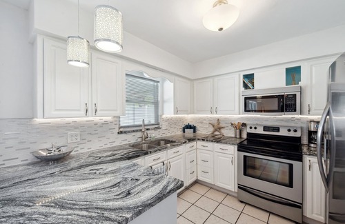 Anona House | 7-Minutes To Beach with Screened Heated Pool located in Largo