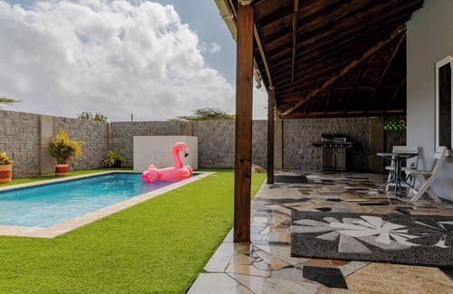 Paradera House | 7 minutes to Beautiful beach, Newly Renovated Luxury Home, Private Sundeck-pool