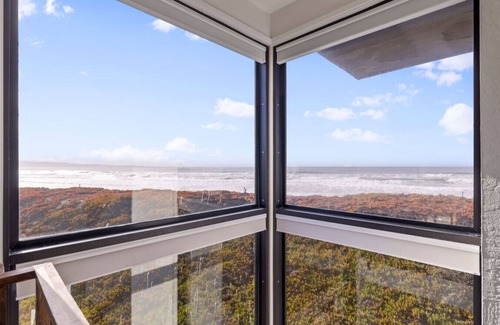 Watsonville House | 7 Pelican Large Condo w/Sweeping Monterey Bay Ocean Views & Beach Access!