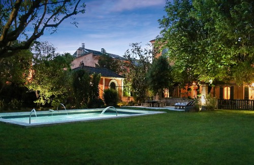 Graveson House | 7 to 10 BR/8 BA Village House Saint Remy Area Heated Pool AC Renovated!