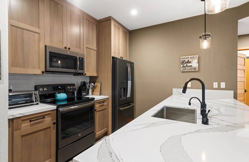 Olympic Valley Condo | 700 | Premium 2BD - King, Doubles, A/C + Pool