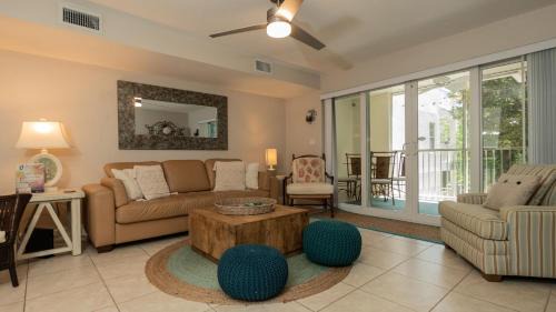 Rock Harbor Apartment | 701 Mariners Club