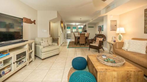 Rock Harbor Apartment | 701 Mariners Club