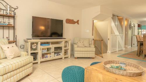 Rock Harbor Apartment | 701 Mariners Club