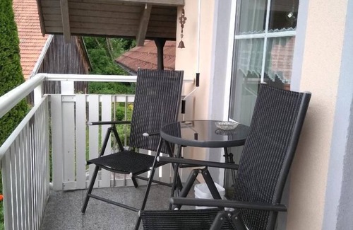 Wiesenfelden Apartment | 70m2-Feriendomizil mit Balkon & Brötchenservice